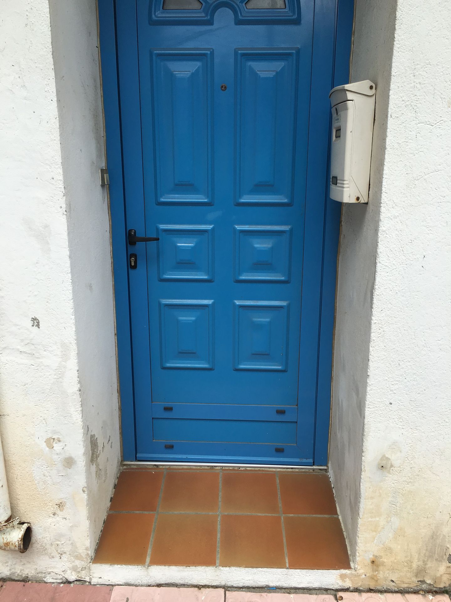 Avant : porte d’entrée exposée aux risques d’inondation Porte d’entrée sans protection