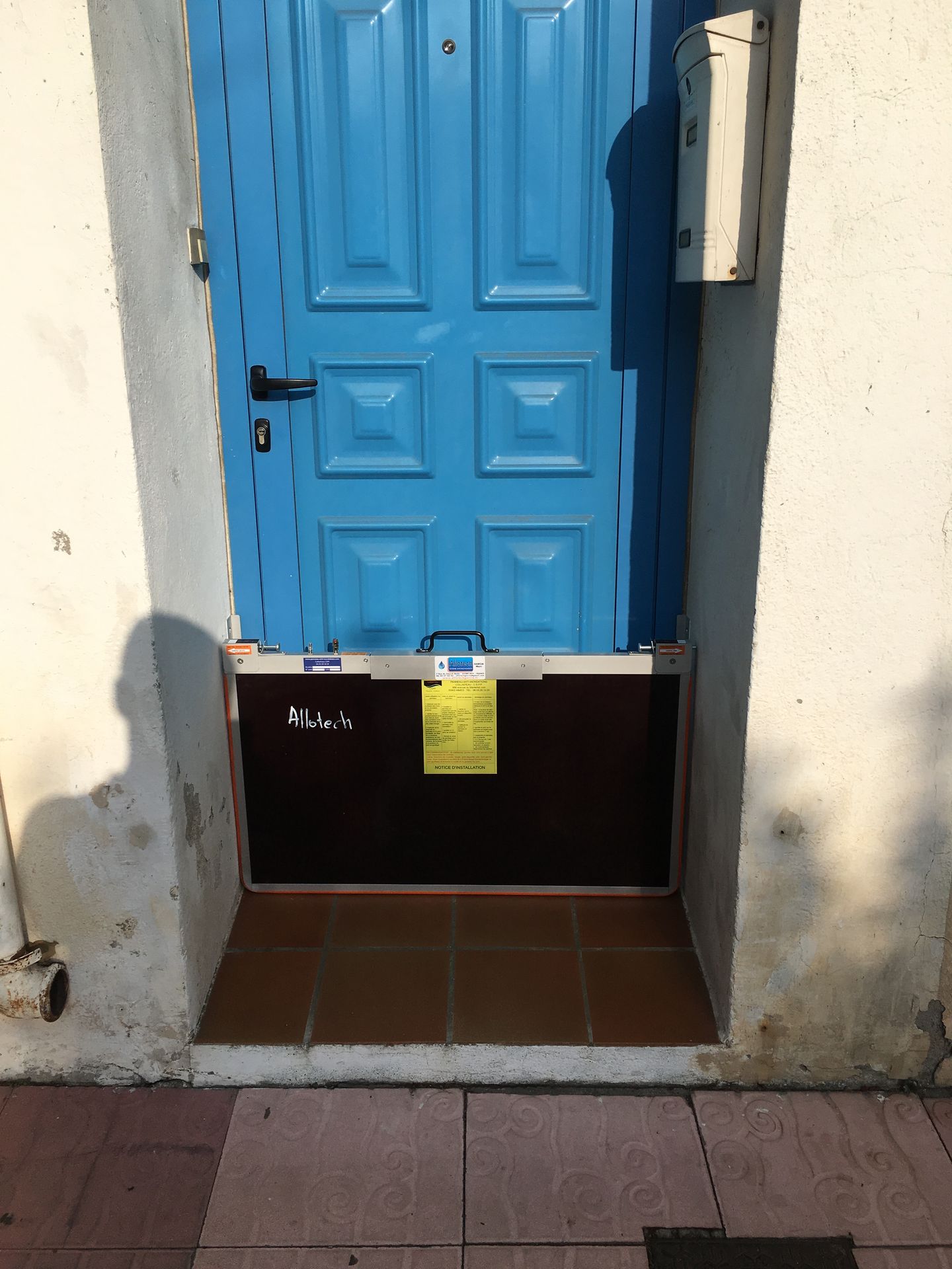 Après : installation du panneau anti-inondation Allotech Porte d’entrée protégée par un panneau Allotech