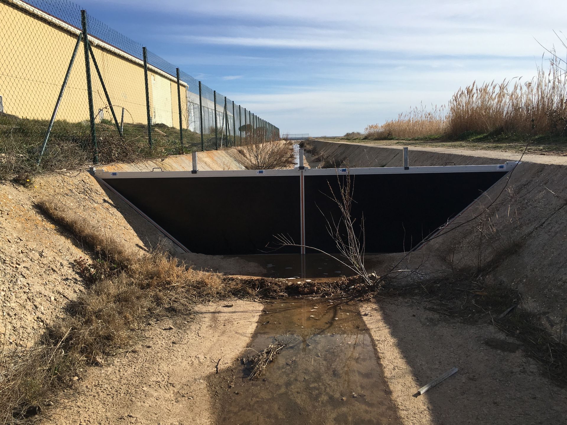 Après : panneaux sur mesure stoppant les infiltrations Batardeau installée au bout du canal