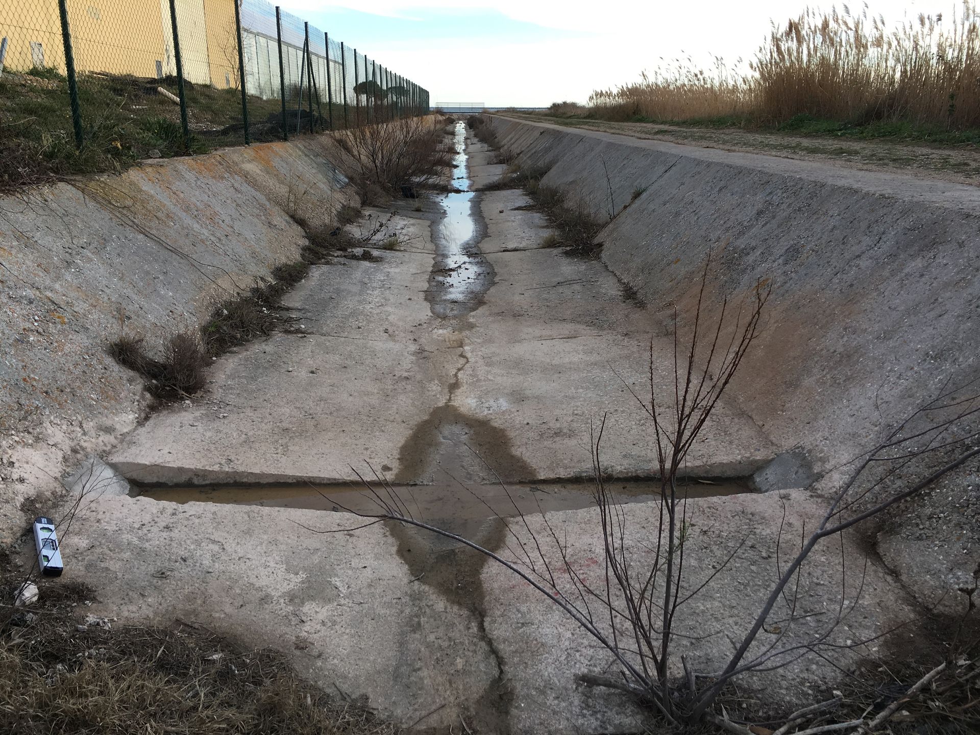 Avant : zone non protégée contre les débordements Canal sans dispositif de retenue