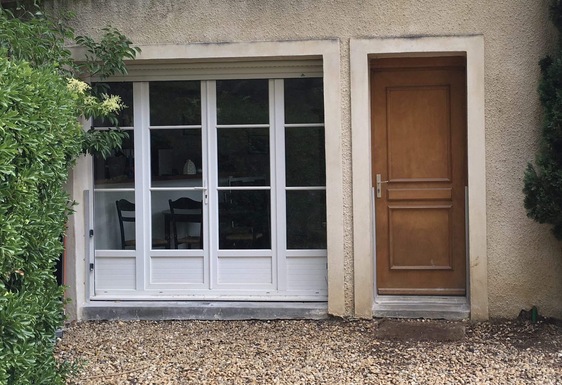 Avant : grande ouverture non équipée Baie vitrée et porte non protégées
