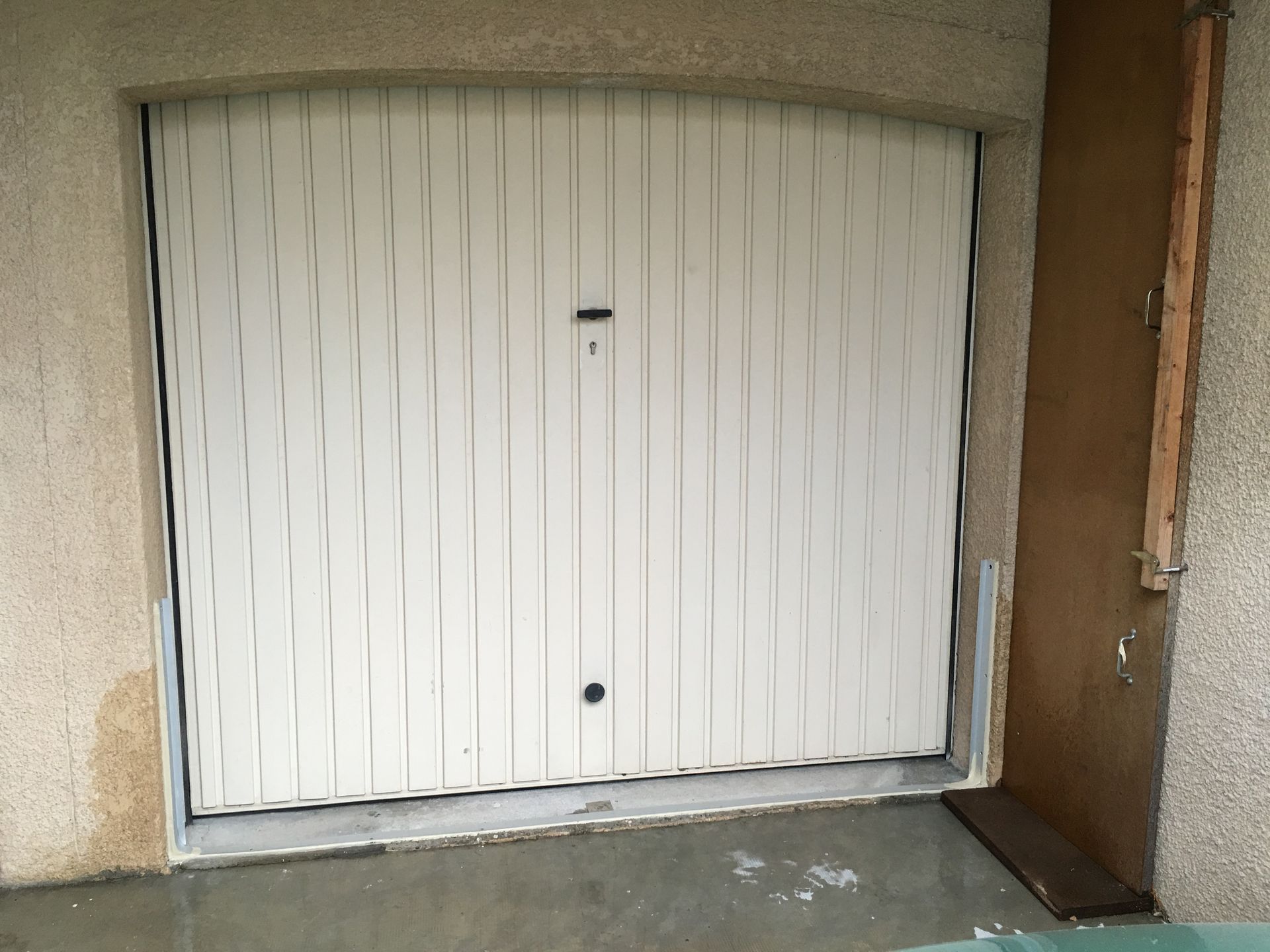 Avant : garage vulnérable aux montées d’eau Porte de garage sans dispositif anti-inondation