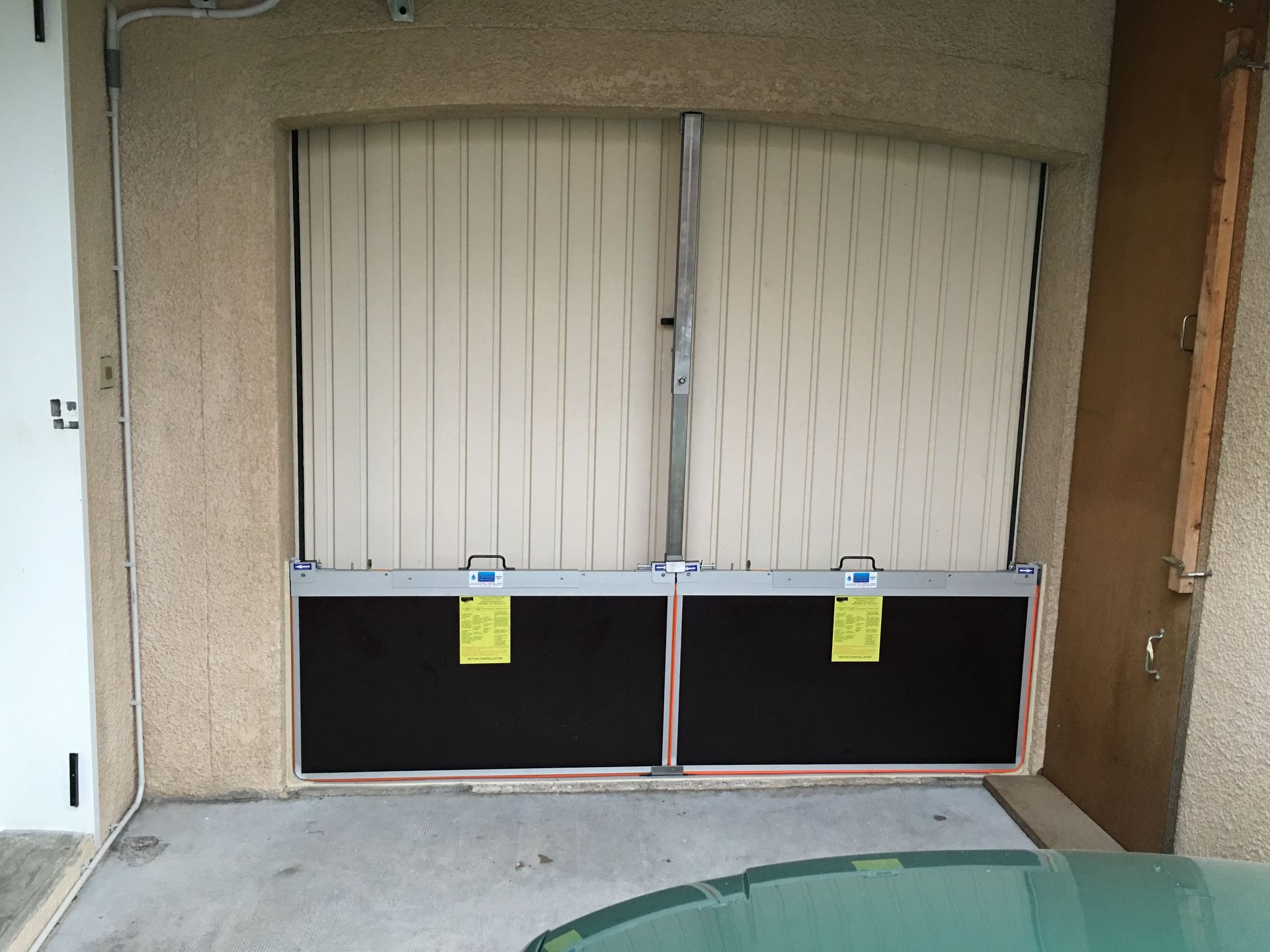 Après : installation de panneaux Allotech pour garage Garage équipé de batardeaux avec poteau de liaison